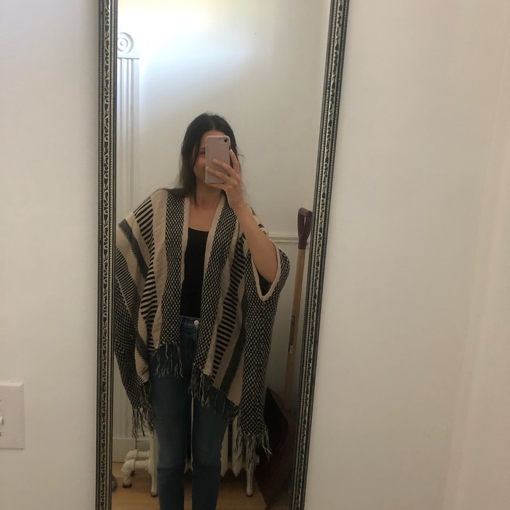 Poncho / cardigan / kimono sweater with fringe